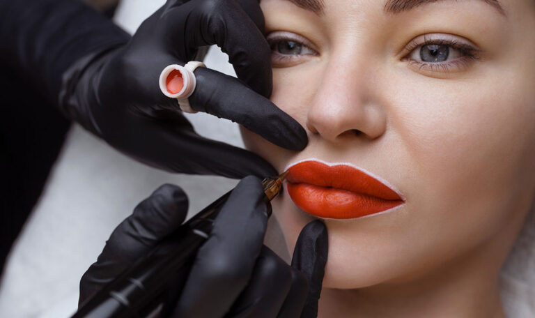 Primo piano sopracciglia curate post‑microblading in un salone PMU