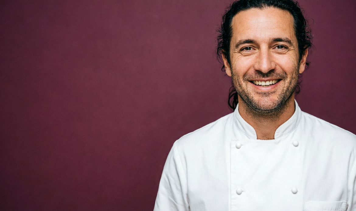 Chef bistrot italiano su sfondo bordeaux