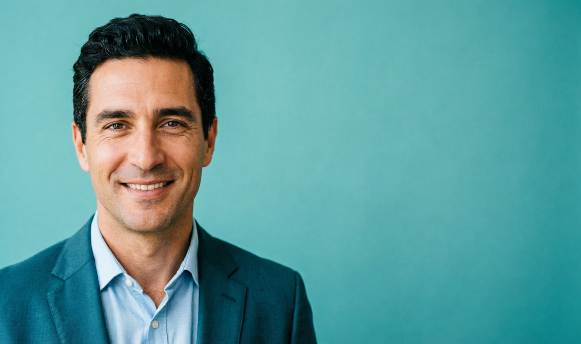 Business coach italiano su sfondo teal