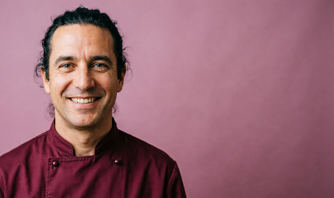 Chef catering italiano su sfondo bordeaux