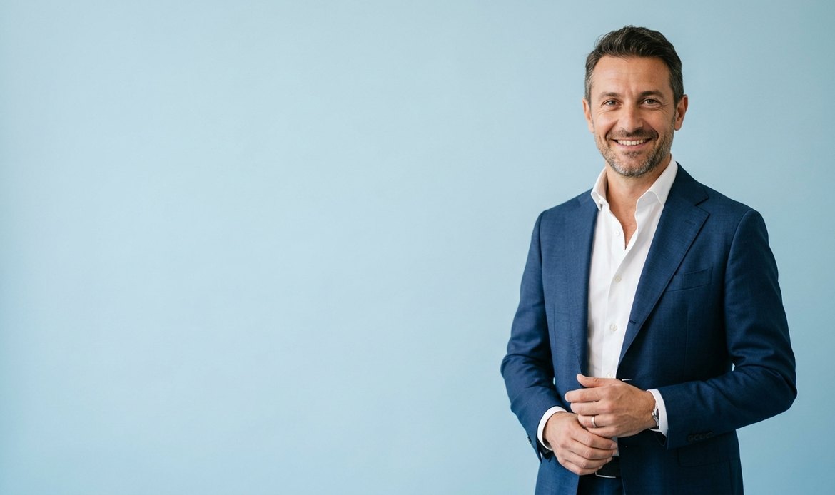 Consulente finanziario in abito blu