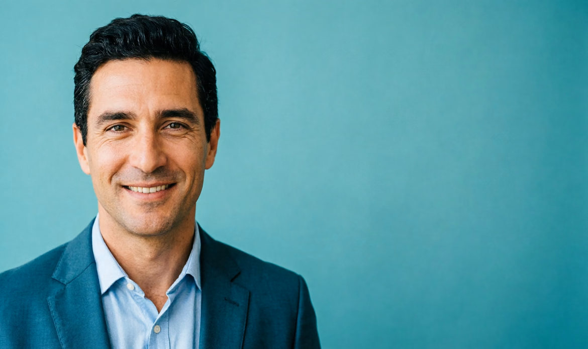 Business coach italiano su sfondo teal