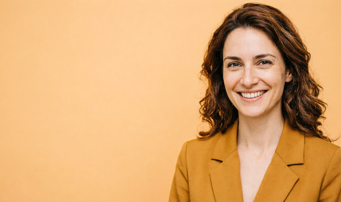 Career coach italiana su sfondo ambra