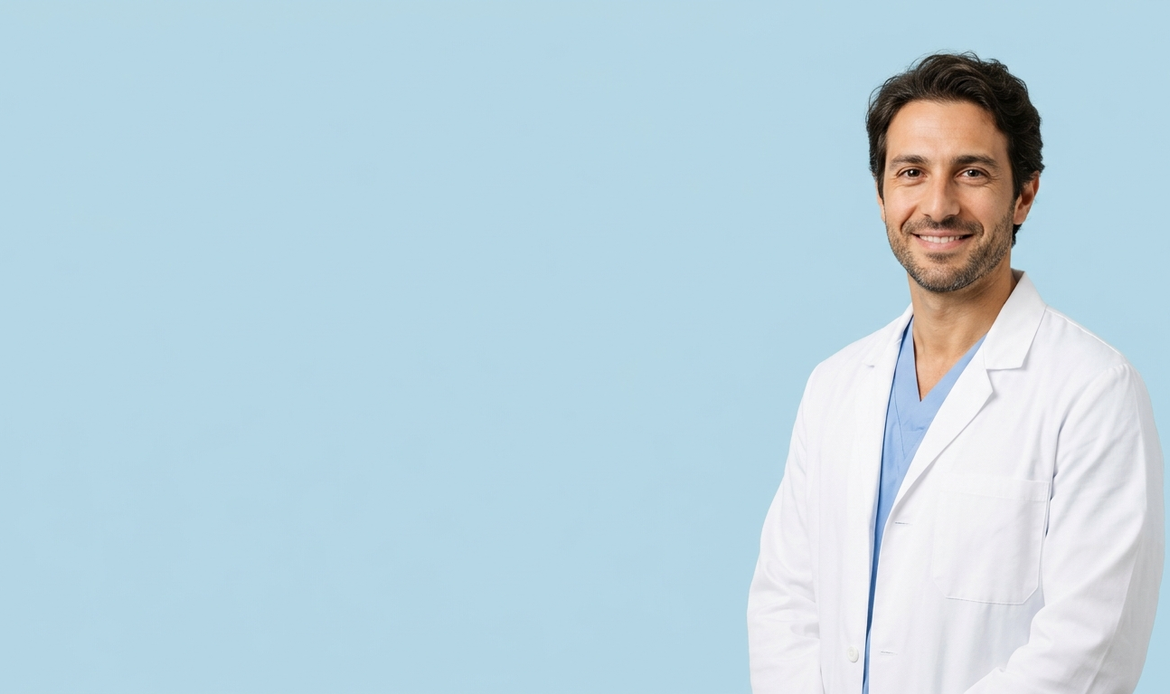 Dentista sorridente in camice su sfondo azzurro pastello